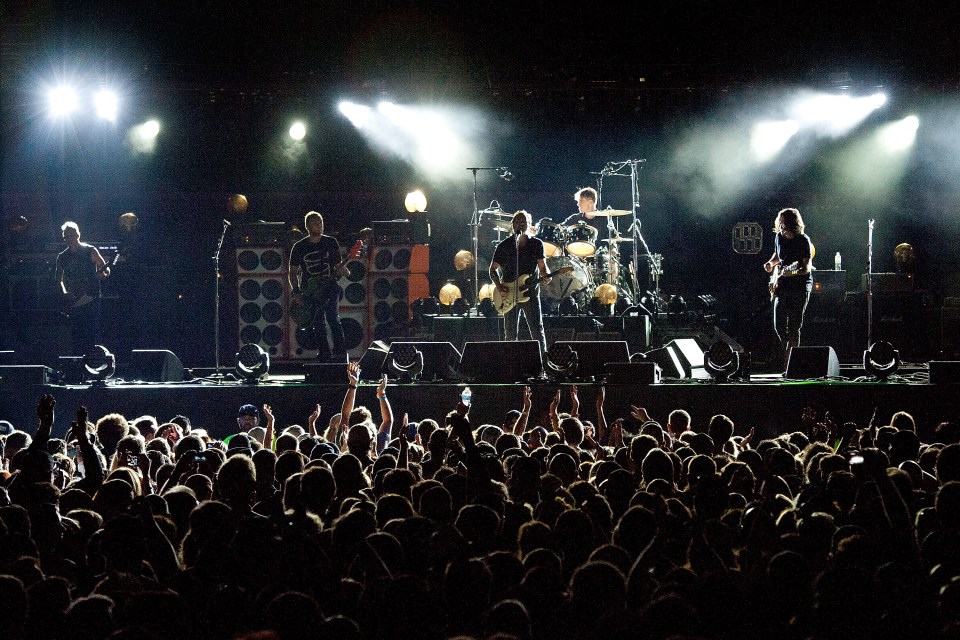 Pearl Jam en concert devant une grande foule.