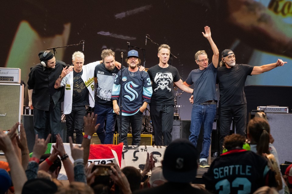 Les membres de Pearl Jam saluant le public après une performance.