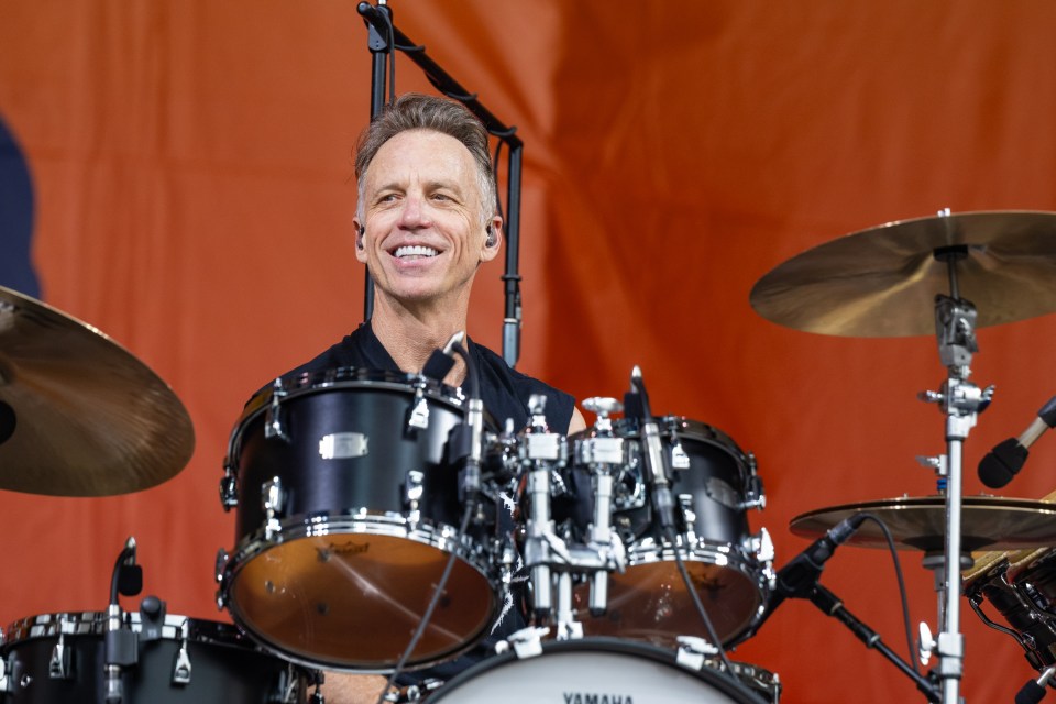 Matt Cameron de Pearl Jam se produisant au New Orleans Jazz & Heritage Festival.