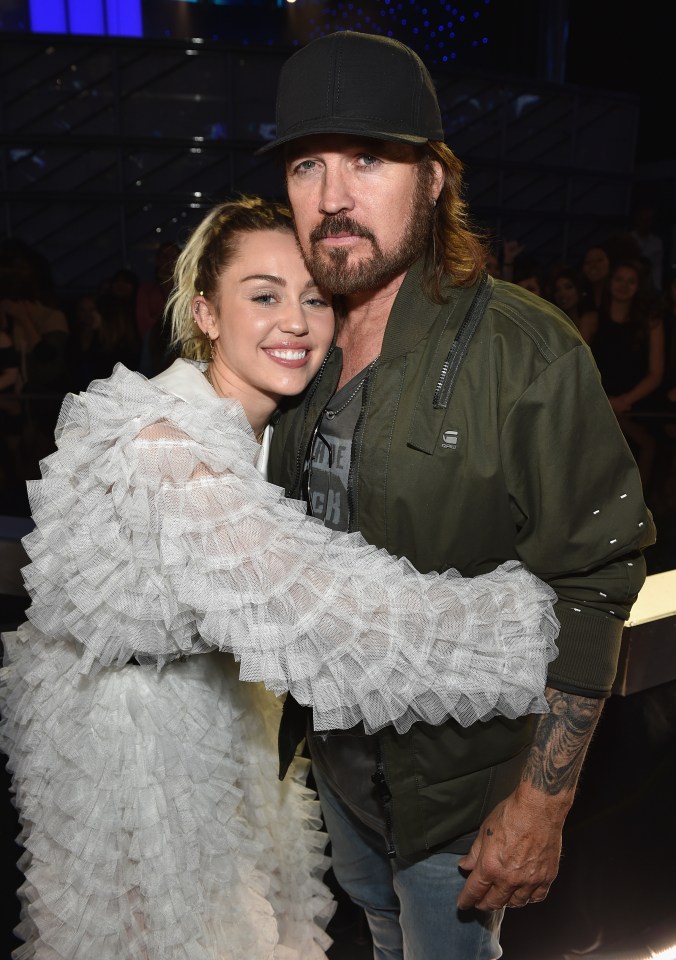 Miley Cyrus et Billy Ray Cyrus s'enlaçant aux Billboard Music Awards.