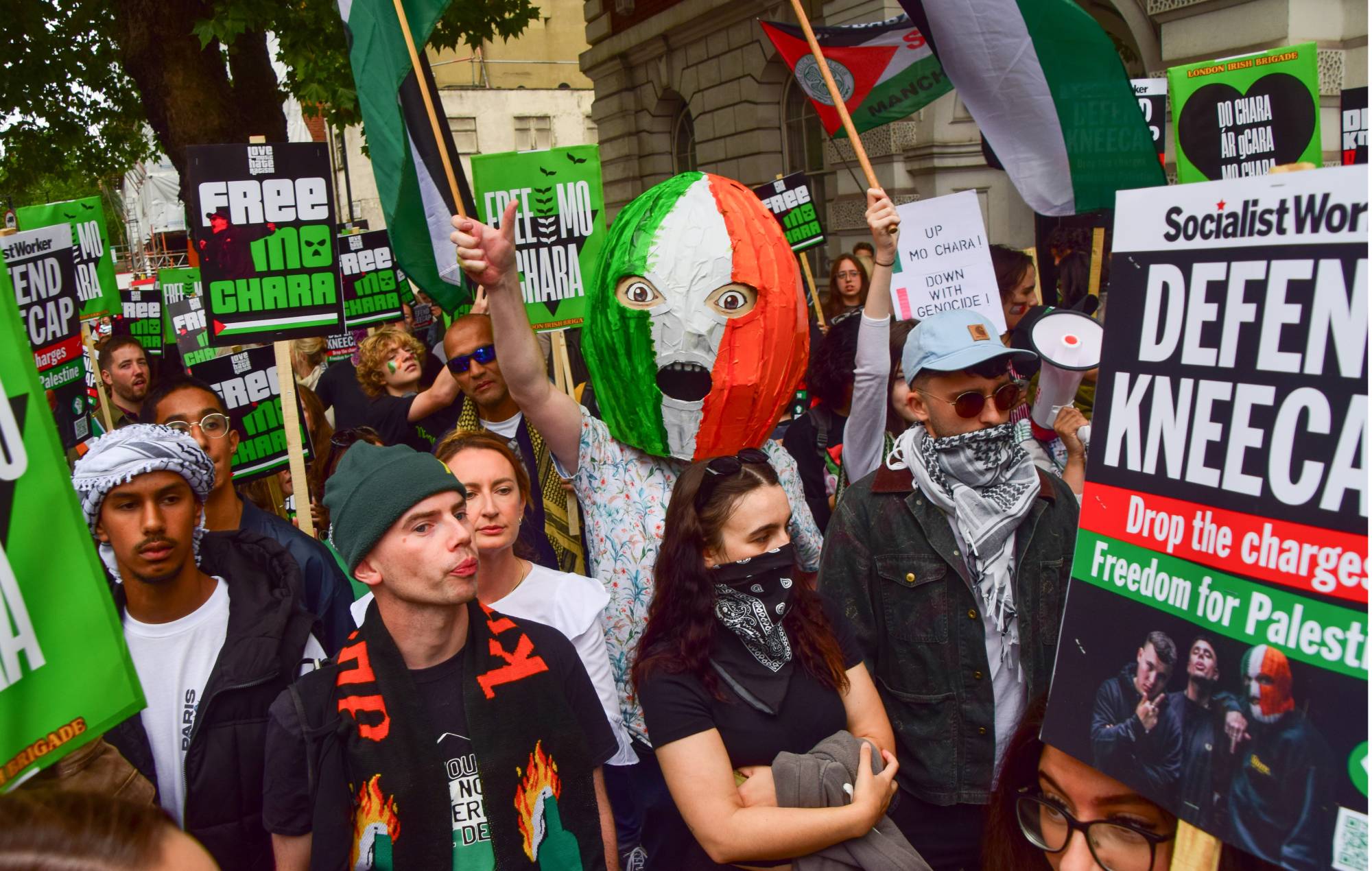 Manifestant et supporters de Kneecap devant le tribunal