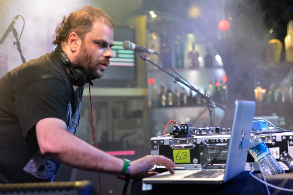 Un DJ se produisant lors d'un festival de musique.