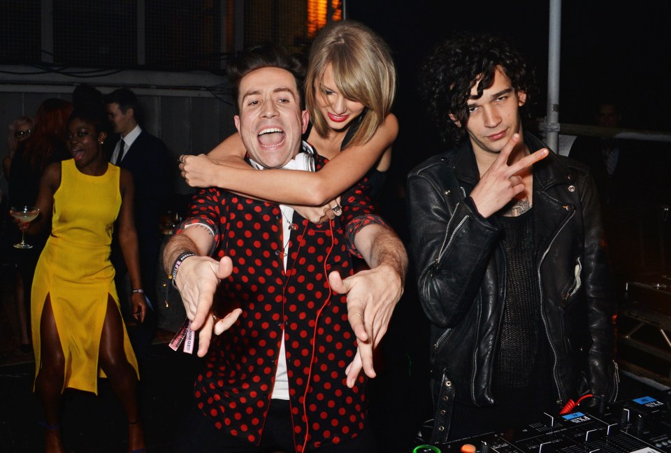 Nick Grimshaw, Taylor Swift et Matt Healy lors de la fête Universal Music Brits.