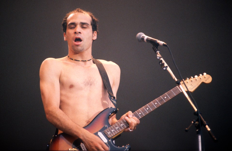 Arik Marshall jouant de la guitare et chantant au Rock Werchter 1992.