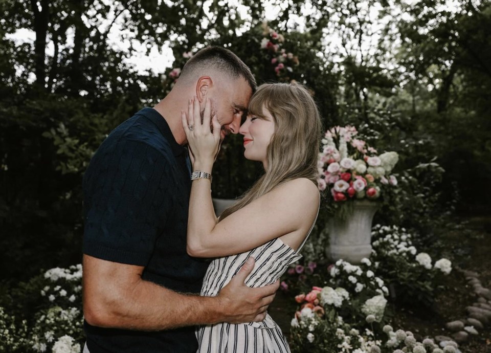 Couple s'enlaçant dans un jardin.