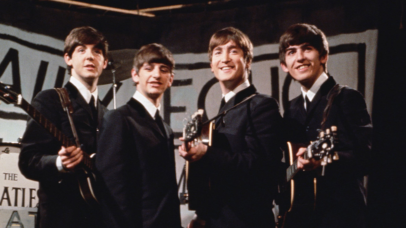 The Beatles, de gauche à droite Paul McCartney, Ringo Starr, John Lennon (1940 - 1980), et George Harrison (1943 - 2001), lors d'une performance.