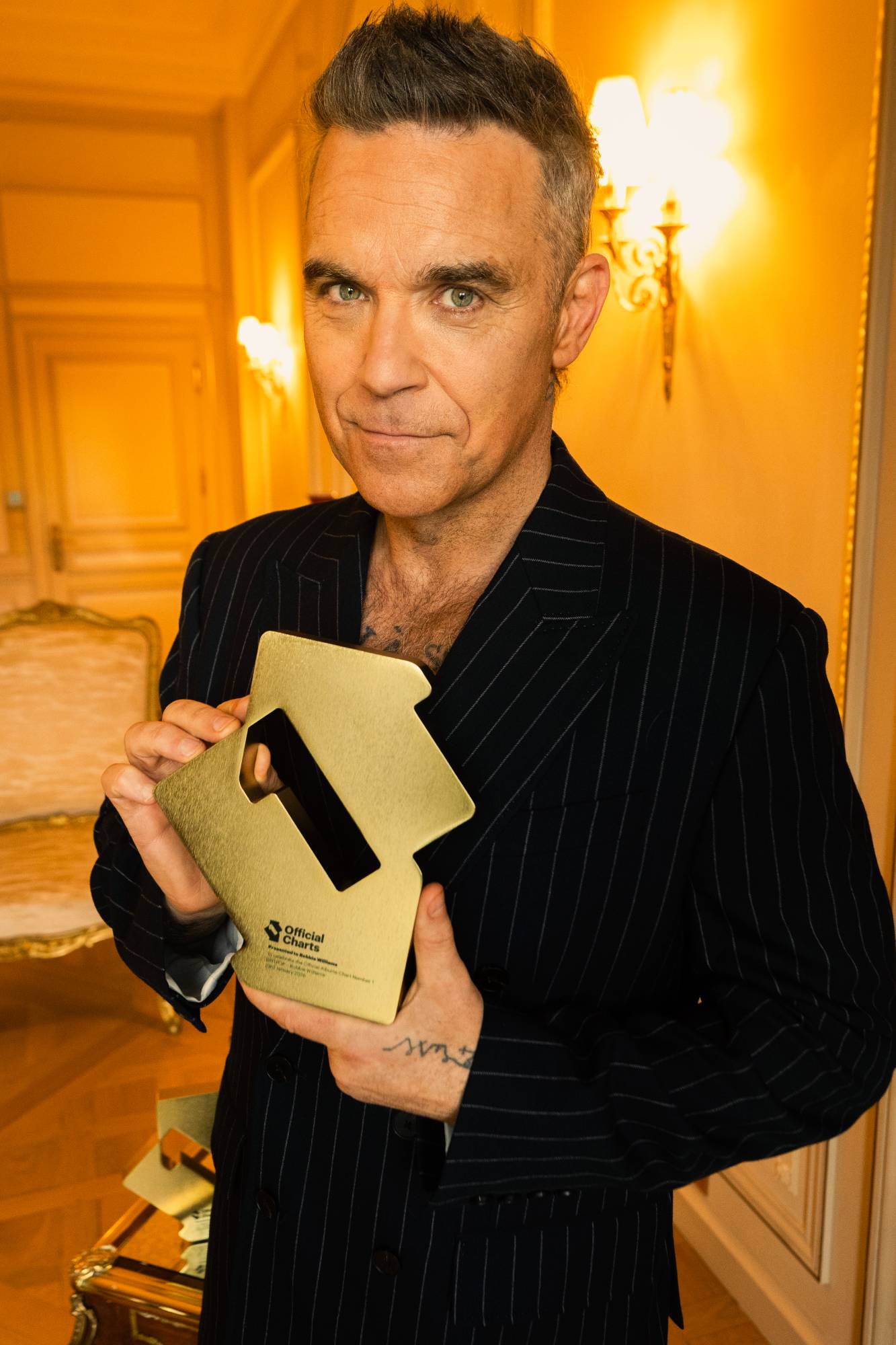 Robbie Williams célèbre son record d'albums Number One au Royaume-Uni. Crédit : Presse/Robbie Williams