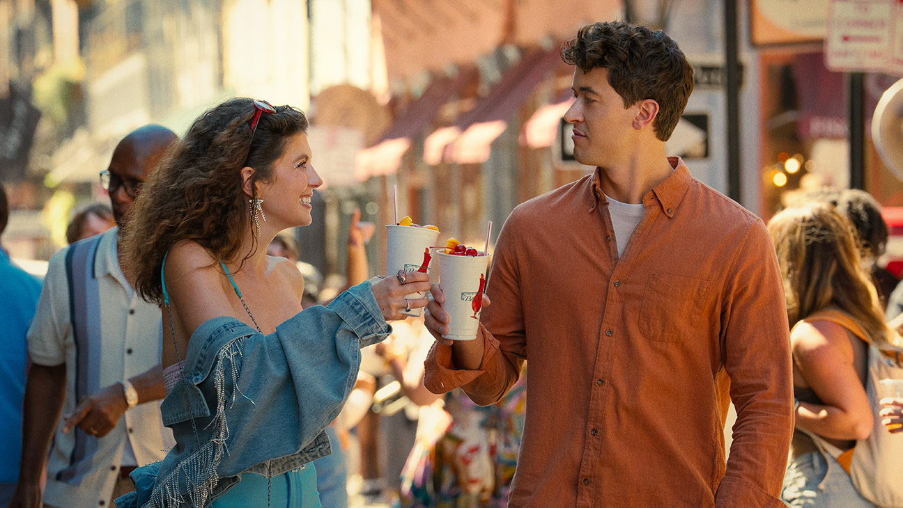 Emily Bader et Tom Blyth dans People We Meet on Vacation.