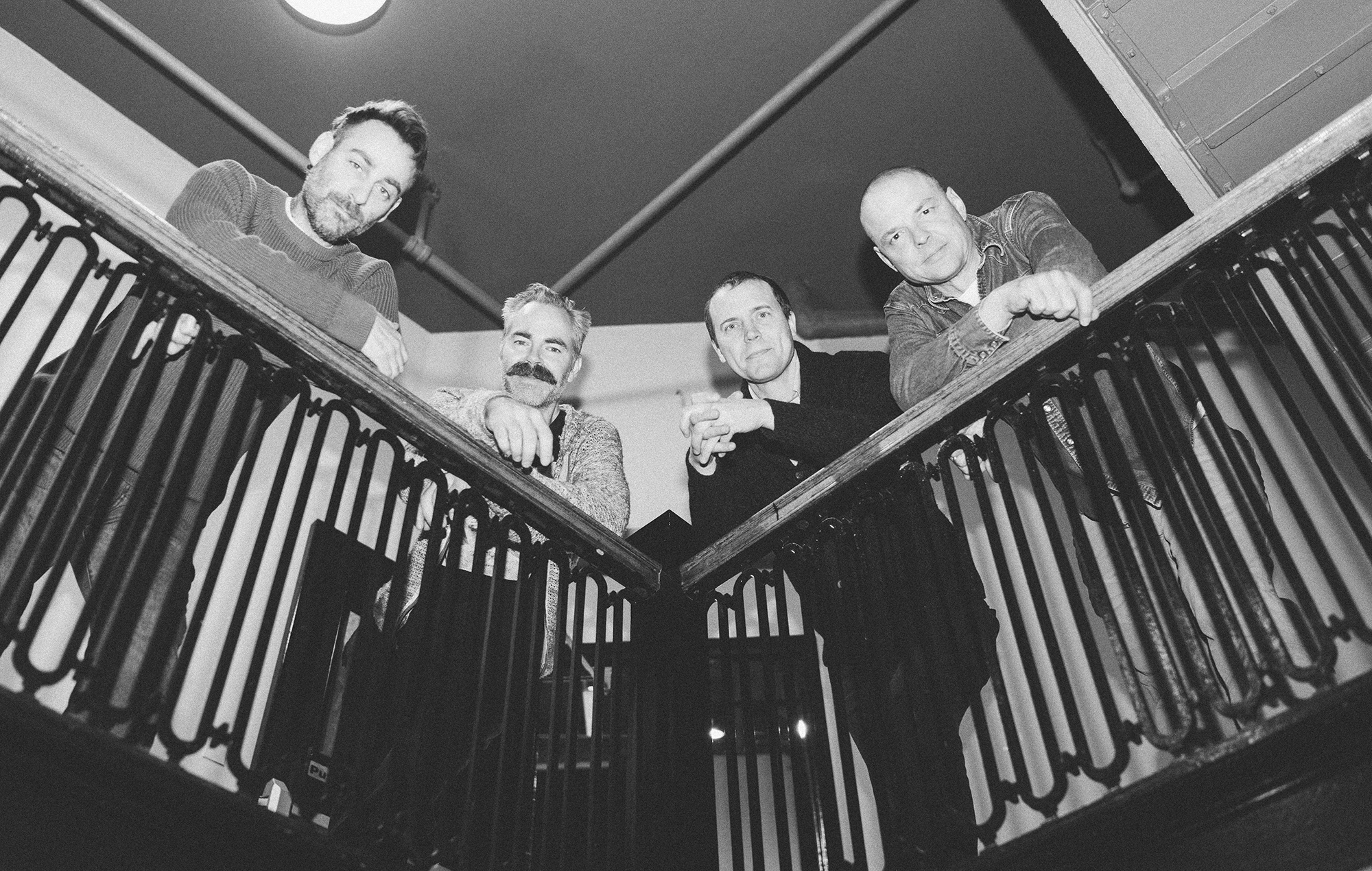 American Football photographié contre une balustrade en noir et blanc, photo par Alexa Viscius